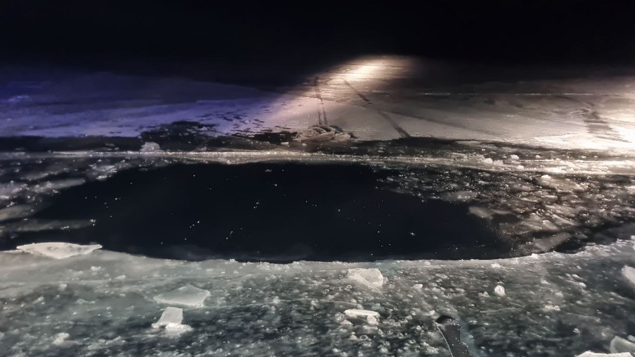 Автомобиль с людьми провалился под лёд Байкала