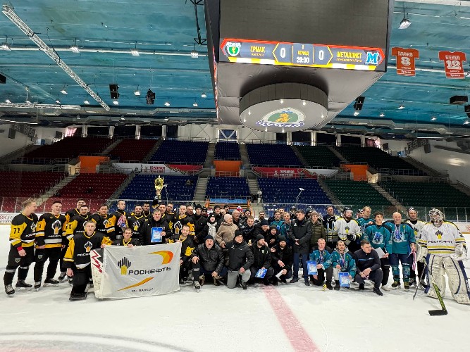 4 команды боролись за победу в межрегиональном турнире по хоккею в Ангарске