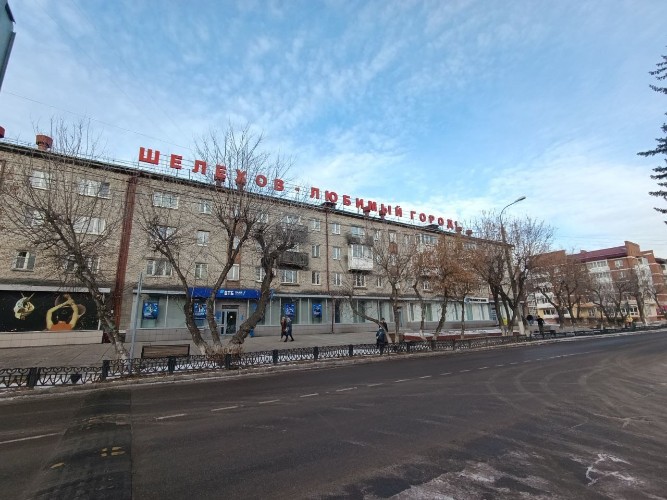 Здание есть, а пассажиры мёрзнут: жители Шелехова требуют вернуть автостанцию