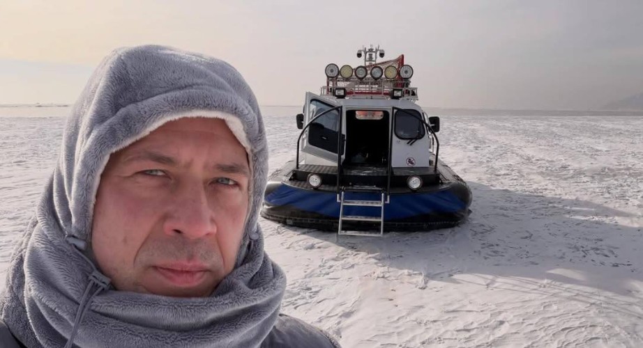 Андрей Мерзликин порыбачил и сыграл в хоккей на льду Байкала