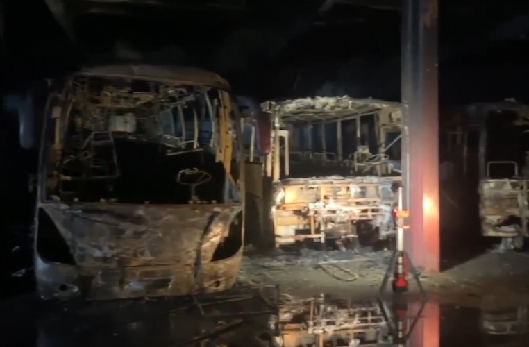 Пожарные спасли человека и 17 автобусов из горящего гаража в Ангарске