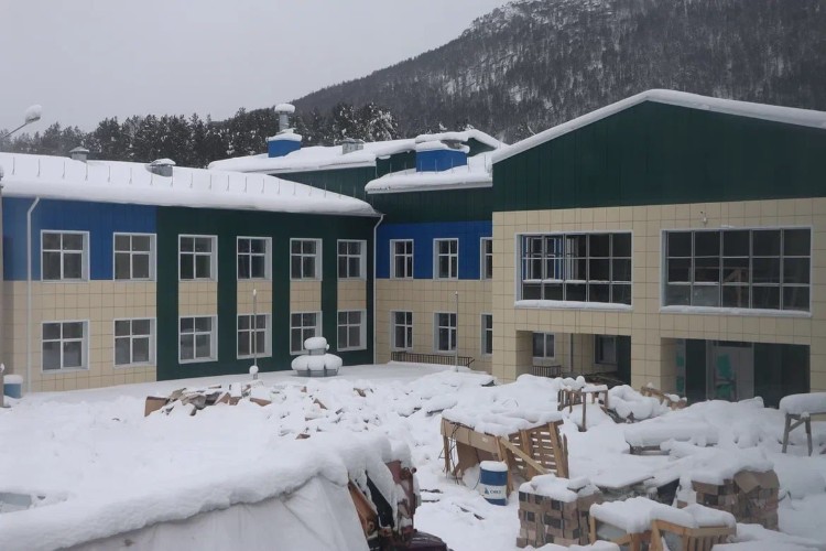 Новая школа в Мамакане готова на 90% — губернатор Игорь Кобзев