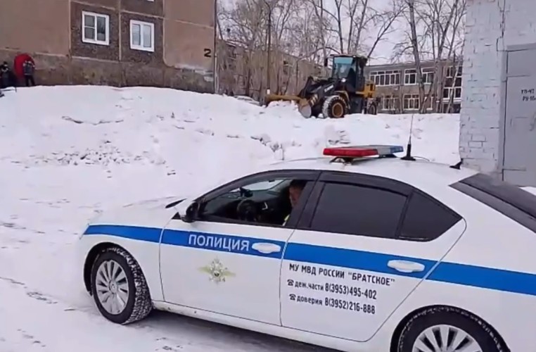 Опасную снежную горку снесли в Братске по просьбе местных жителей