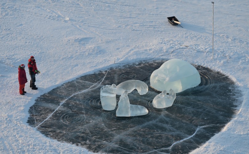 «Колыбель» с огромным младенцем стала главным арт-объектом фестиваля на Ольхоне