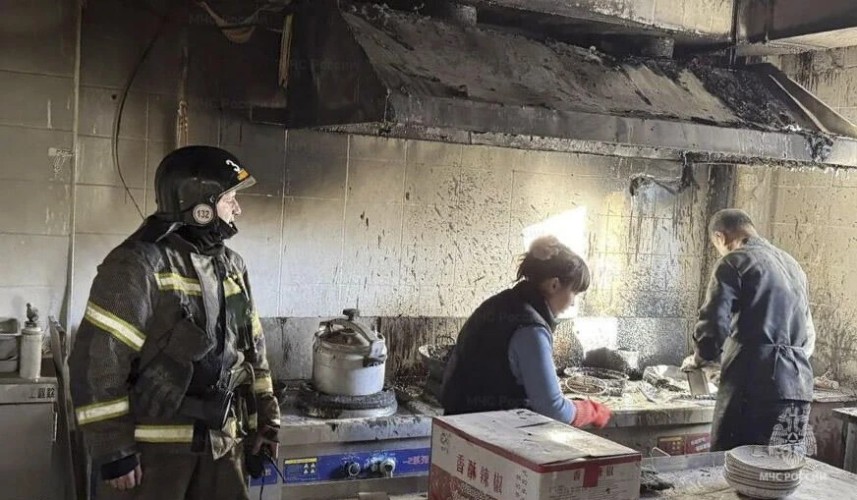 Четырёх человек спасли из горящего кафе иркутские пожарные