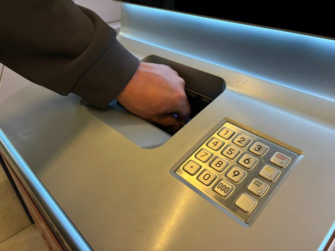 У 88-летнего братчанина украли 10 тысяч рублей при снятии денег в банкомате