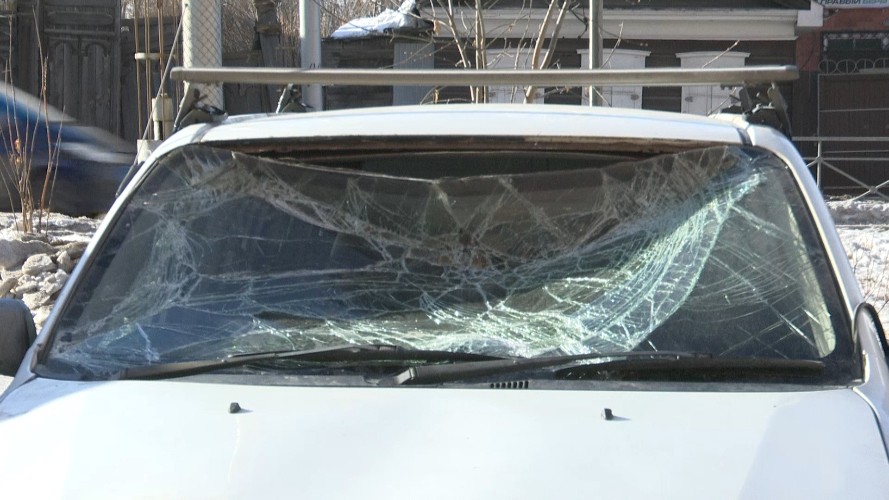 Снежная глыба с крыши здания рухнула на три припаркованных автомобиля в Иркутске