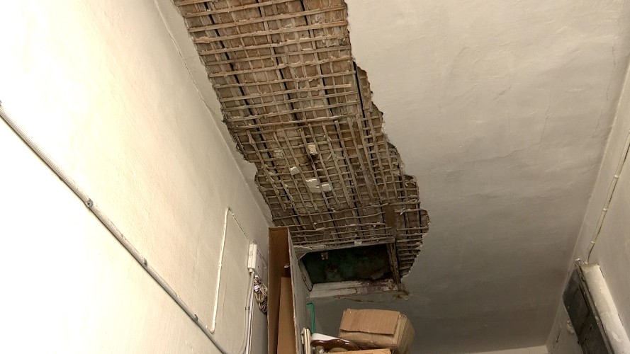 Потолок обвалился в подъезде жилого дома в Иркутске