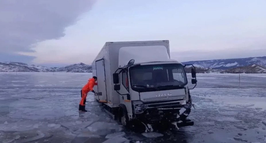 Ещё два автомобиля с людьми провалились под лёд в районе Ольхона
