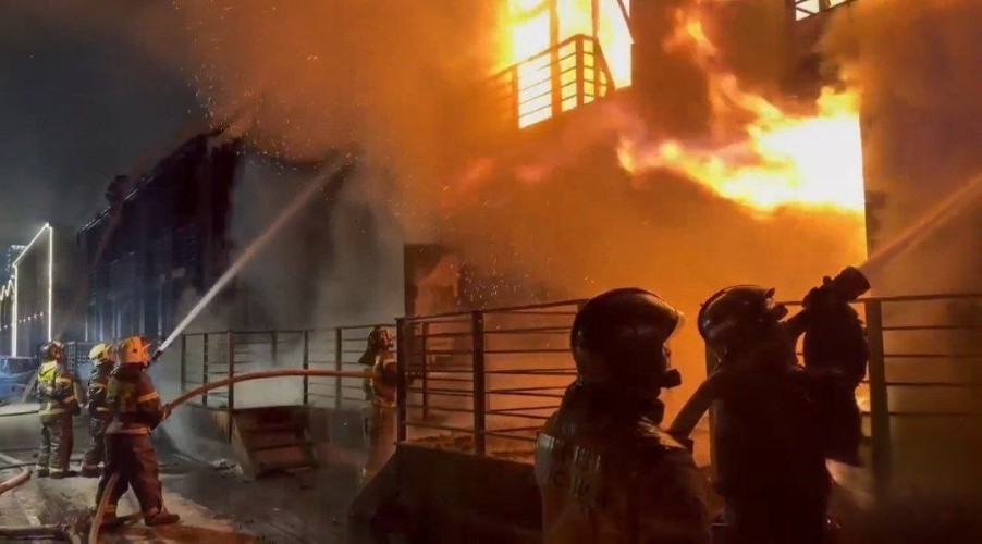 Пылающий парк-отель в Иркутске тушили вечером 20 февраля