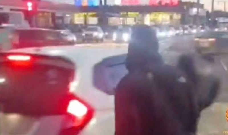 «Хонда» в Иркутске проехала на красный, задела пешехода и скрылась