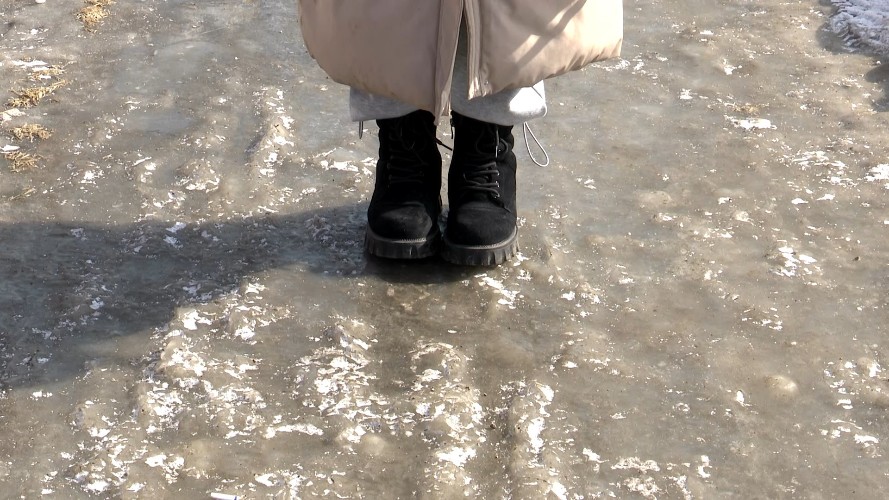 Гололедица сковала улицы и дворы Иркутска