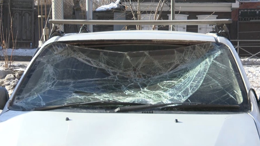 СК начал проверку после сюжета «Новостей по будням» о падении снега на три авто в центре Иркутска