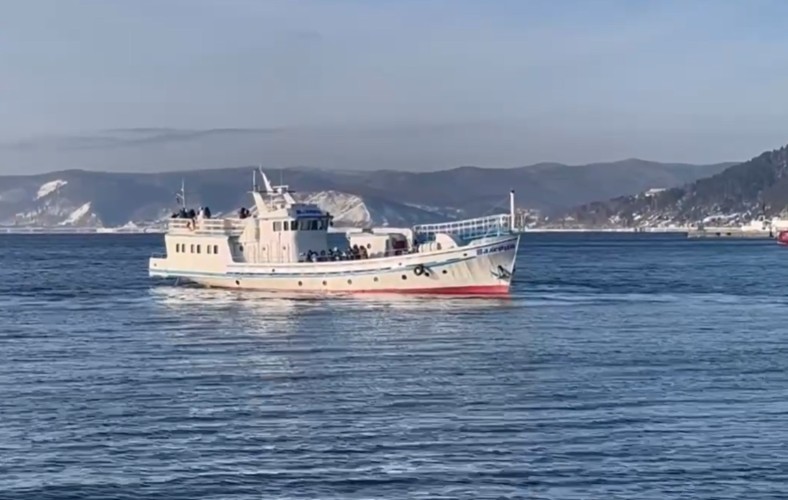 Перевозчика на Байкале оштрафовали за выход в плавание без страховки пассажиров