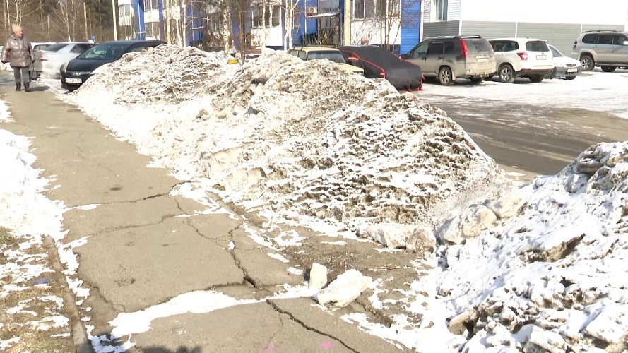 Жители Лугового под Иркутском жалуются на сугробы на парковках и ледяные дороги