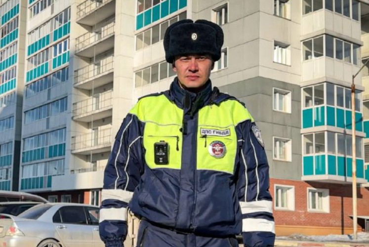 Иркутский инспектор ДПС спас стоявшую на балконе 17 этажа девушку