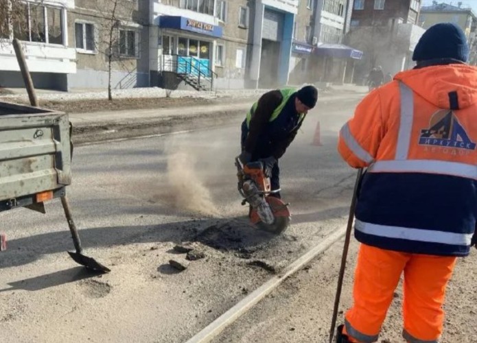 Ямы на дорогах начали латать после зимы в Иркутске