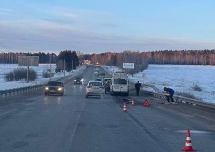 Маршрутка врезалась в сломавшийся «ГАЗ» на Качугском тракте