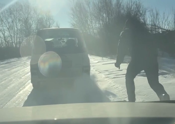 Запрыгнуть в авто на ходу пришлось полицейскому, чтобы остановить серийную закладчицу в Зиминском районе