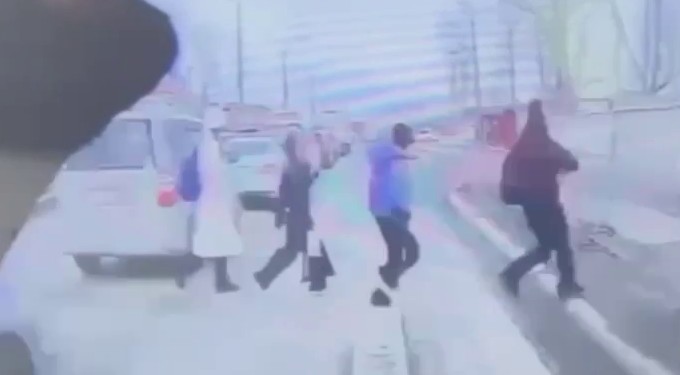 В Иркутске под колёса машин попали трое подростков за сутки