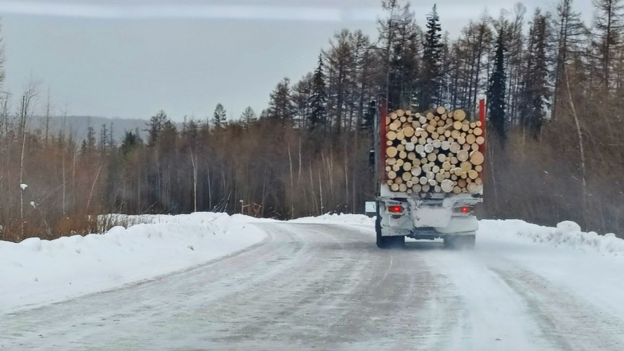 Движение по трассе «Братск — Усть-Илимск» ограничили из-за стекловидного льда