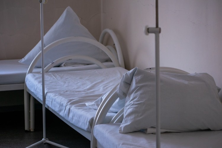 Пациента больницы в Усть-Ордынском пытались убить стулом