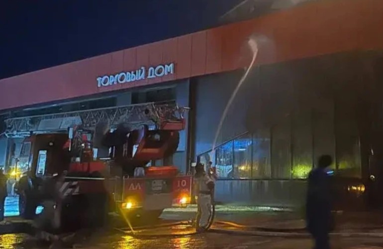 38 человек тушили ночью торговый центр в Ангарске