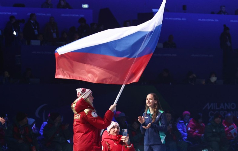 Уроженка Байкальска Варвара Ворончихина пронесла флаг России на закрытии Паралимпиады