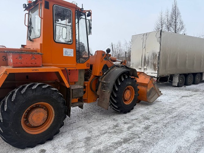 Застрявшая фура заблокировала выезд рейсовых автобусов в Братске