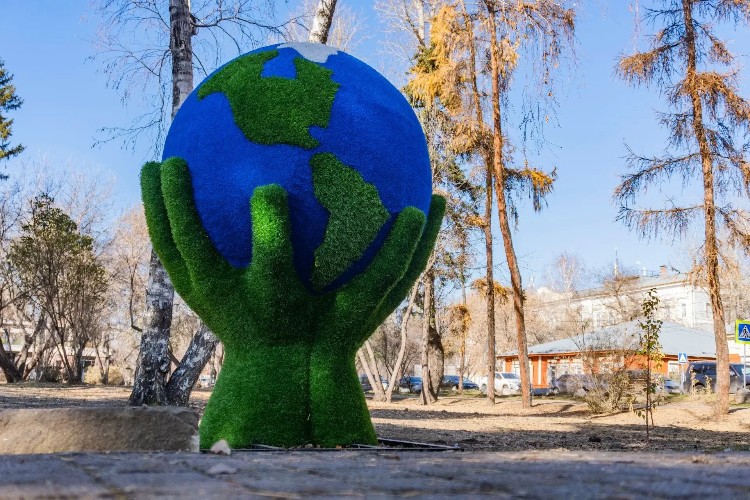 Сажать деревья, убирать парки и сдавать батарейки приглашают жителей Иркутска