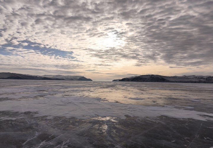 Разрывы льда появились на льду Байкала у  Большого Голоустного