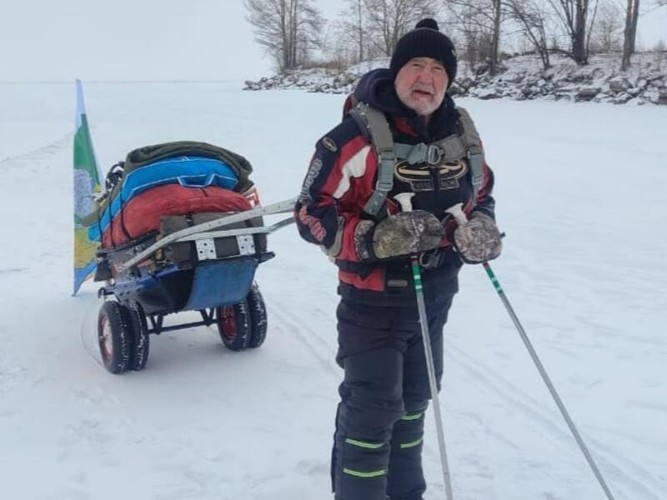 77-летний путешественник в одиночку обогнул Байкал по льду