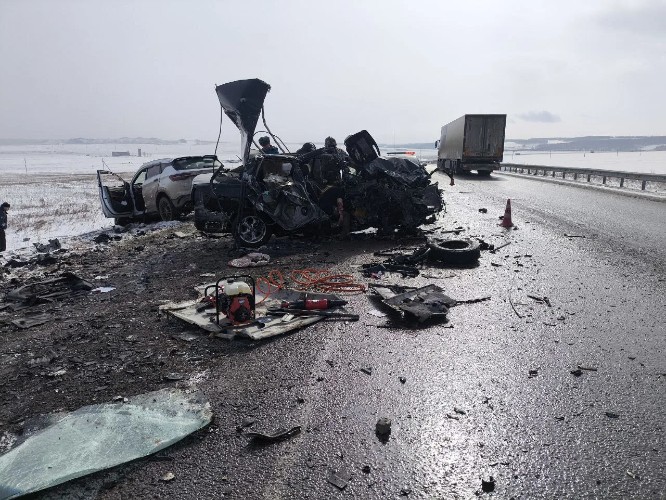 Три человека погибли в столкновении автомобилей в Аларском районе