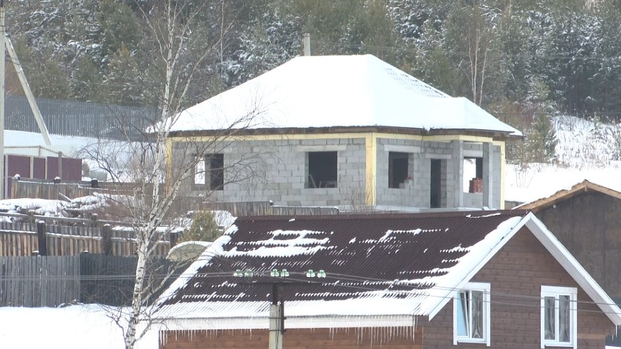 Ученики Марковской школы №1 почти неделю добираются на уроки пешком из-за поломки автобусов