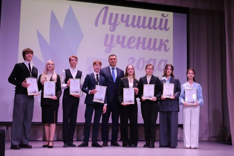 Лучший ученик года Иркутска угостил конкурсантов и жюри хумусом