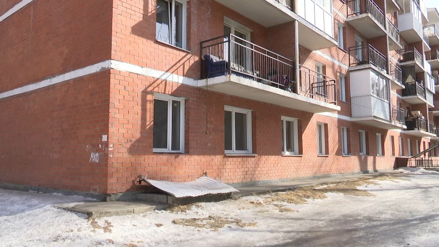 В Шелехове жители дома для сирот семь лет страдают от соседа-дебошира