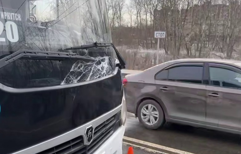 Рейсовый автобус насмерть сбил 78-летнего пенсионера в Иркутске