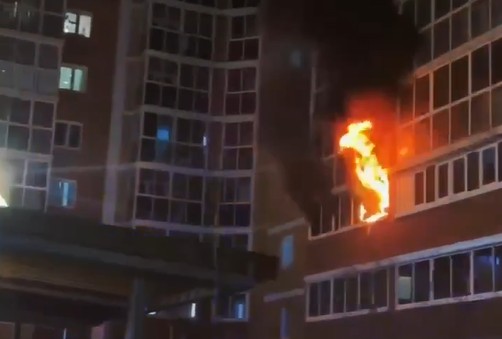 Пожарные спасли троих человек из горящей квартиры в Иркутске