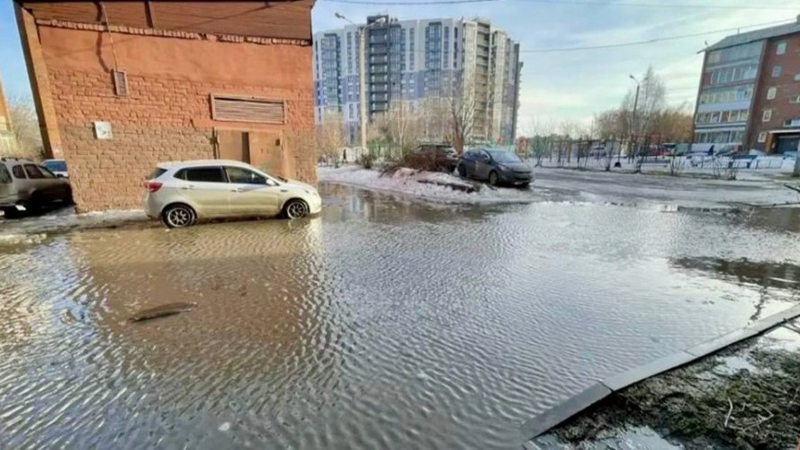 В Иркутске некоторые дворы и дороги превратились в озёра