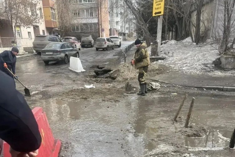 Дорога  провалилась на улице 30-й Дивизии в Иркутске