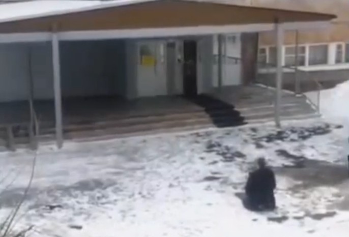 Пьяный житель Братска встал на колени у школы и напугал ребёнка