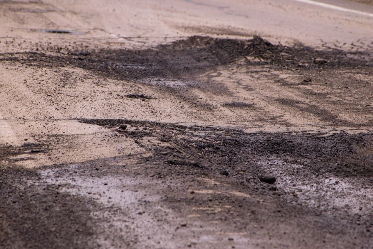 В Иркутске ямы на дорогах заливают литым асфальтом
