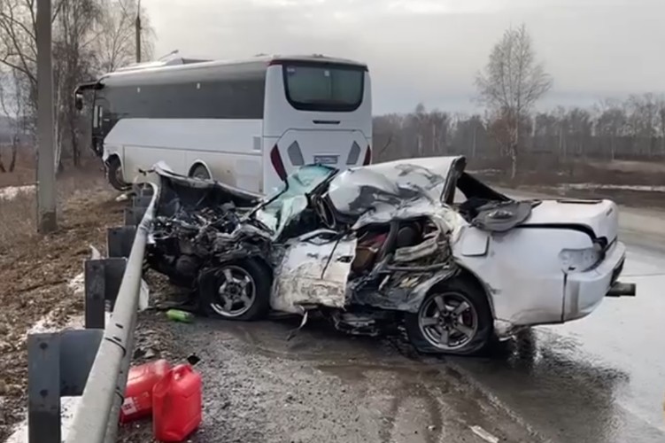 Три человека пострадали в ДТП с рейсовым автобусом в Усолье-Сибирском
