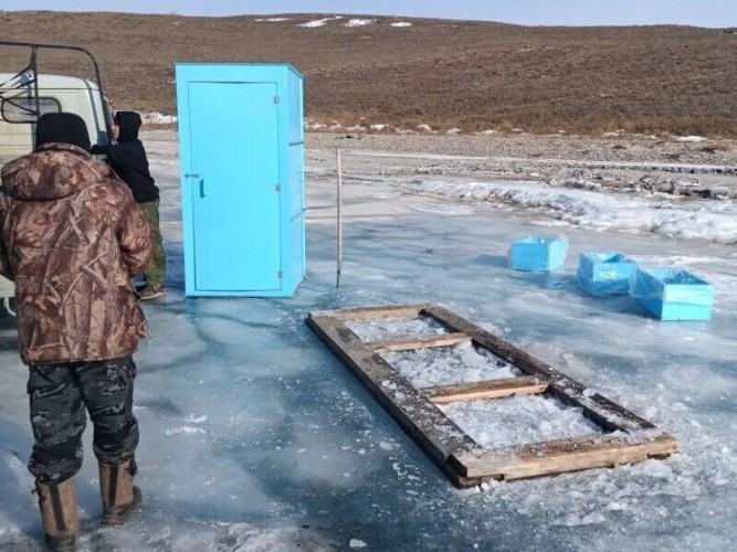 Временные туалеты вывезли со льда Байкала после закрытия переправы на Ольхон
