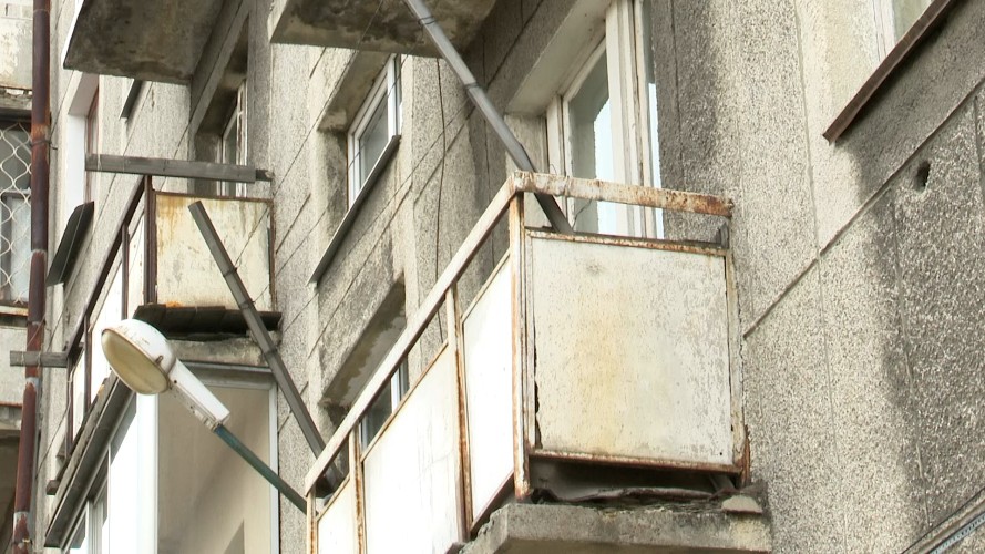 10 лет без ремонта: жители четвёртого подъезда дома на Желябова в Иркутске страдают от копоти и выбитых окон