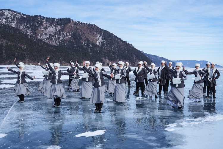 Алтайский ансамбль исполнил песню о Сибири на льду Байкала