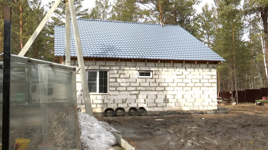 Уже три года не могут построить дорогу к дому многодетной семьи под Иркутском