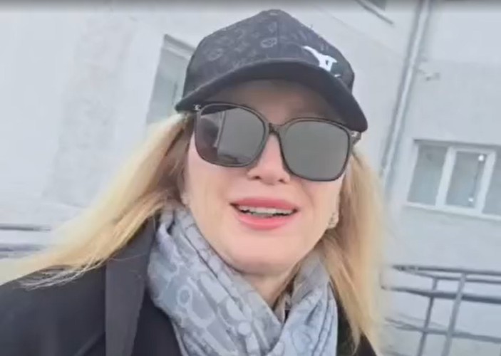 Певица Вика Цыганова вынужденно побывала в МФЦ Братска во время гастролей