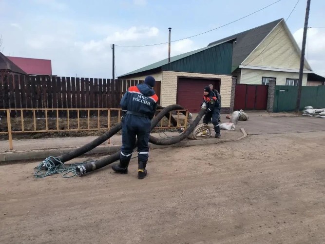 В Хомутово и Большой Елани остаются подтопленными 13 приусадебных участков