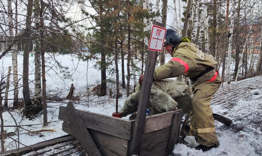 Спасатели готовят источники воды к пожароопасному сезону в Иркутской области